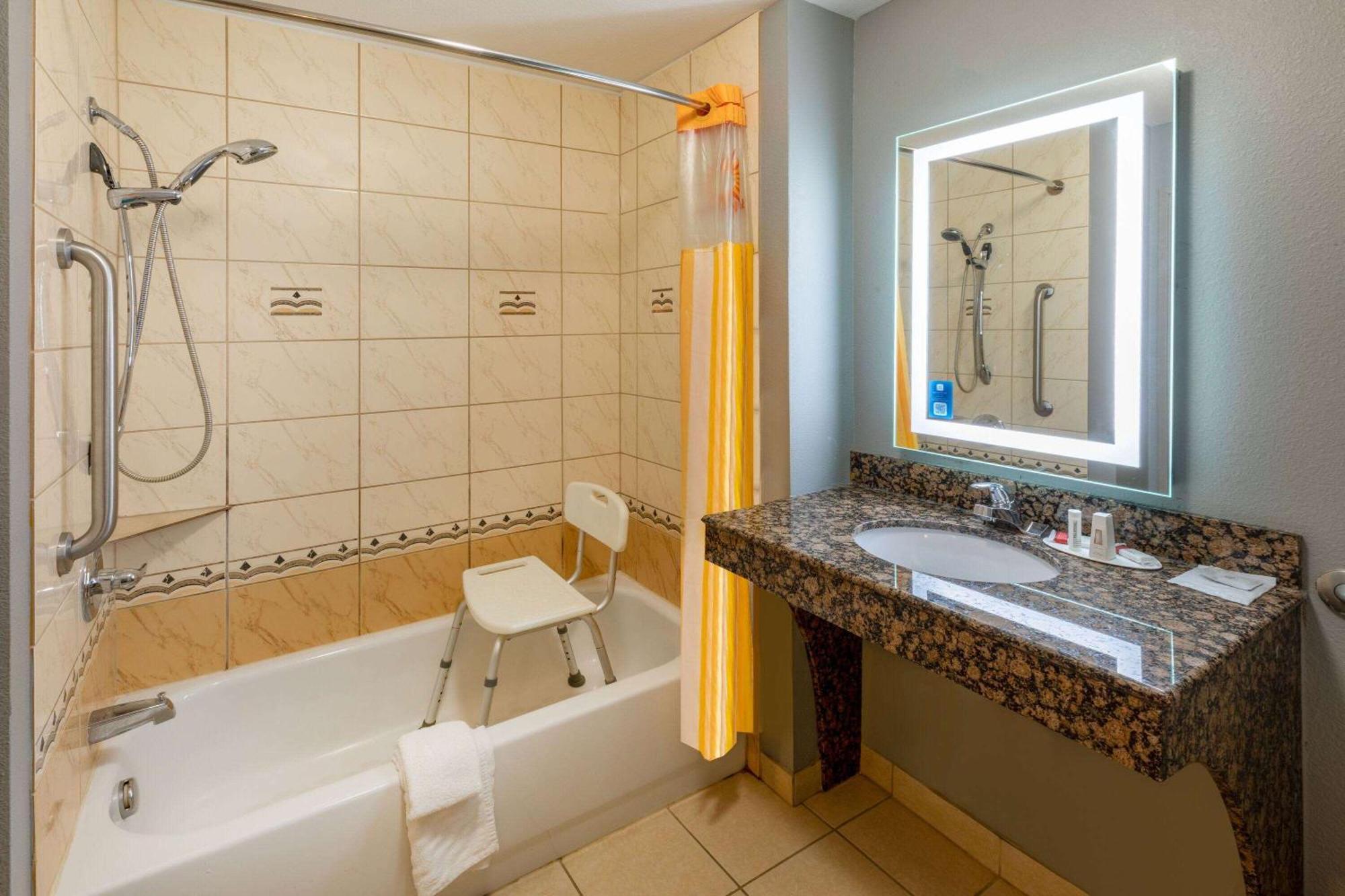 La Quinta By Wyndham Bridgeport Hotel Ngoại thất bức ảnh